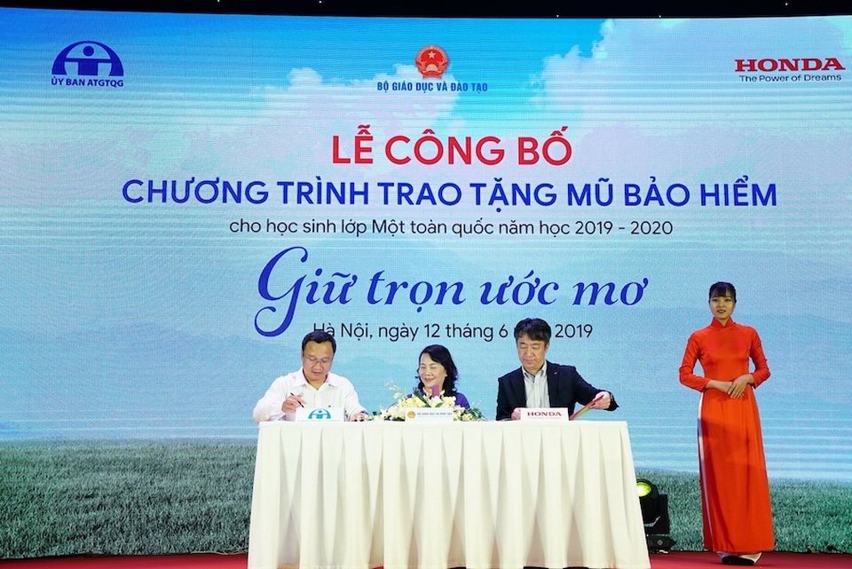 “Giữ trọn ước mơ”: Trao tặng Mũ bảo hiểm cho học sinh lớp Một toàn quốc năm học 2019 – 2020 - 3 “Giữ trọn ước mơ”: Trao tặng Mũ bảo hiểm cho học sinh lớp Một toàn quốc năm học 2019 – 2020 - 3