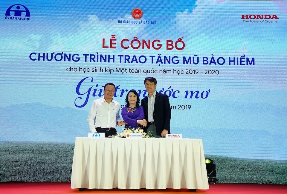 “Giữ trọn ước mơ”: Trao tặng Mũ bảo hiểm cho học sinh lớp Một toàn quốc năm học 2019 – 2020 - 4 “Giữ trọn ước mơ”: Trao tặng Mũ bảo hiểm cho học sinh lớp Một toàn quốc năm học 2019 – 2020 - 4
