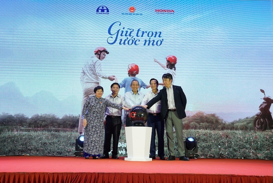 “Giữ trọn ước mơ”: Trao tặng Mũ bảo hiểm cho học sinh lớp Một toàn quốc năm học 2019 – 2020 - 5 “Giữ trọn ước mơ”: Trao tặng Mũ bảo hiểm cho học sinh lớp Một toàn quốc năm học 2019 – 2020 - 5