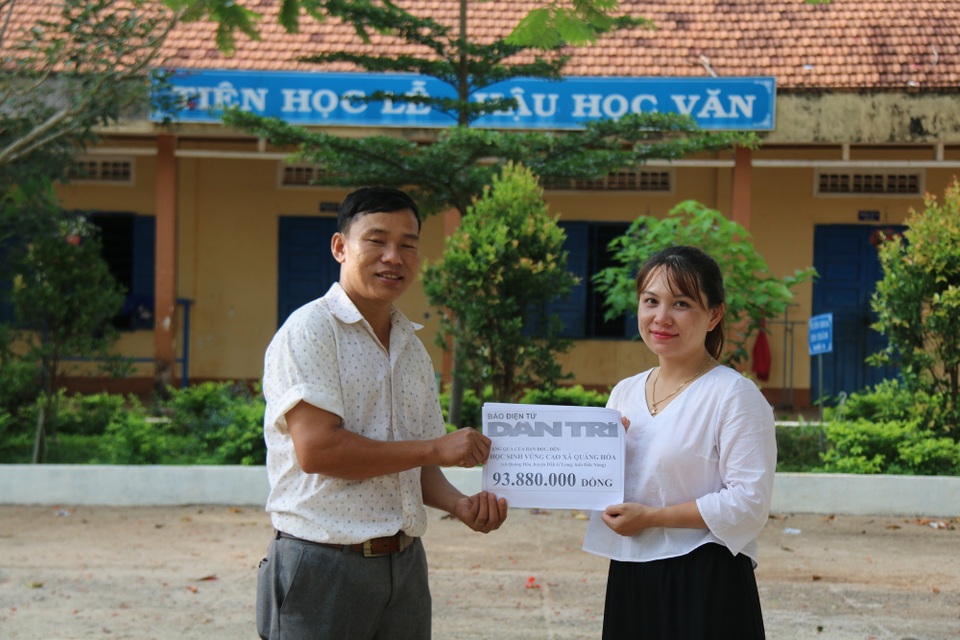 Bạn đọc Dân trí giúp đỡ 150 em học sinh dân tộc thiểu số - 1