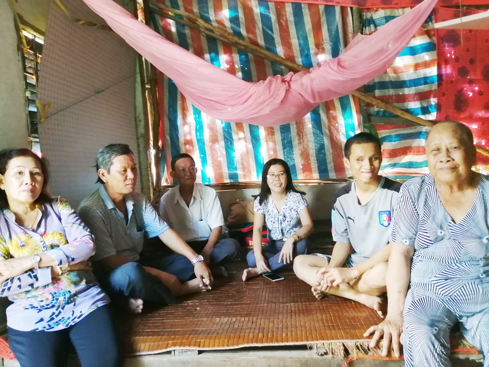 Bạn đọc giúp hơn 26 triệu đồng đến Bà nội tuổi cao bán vé số nuôi cháu mù - 1 Bạn đọc giúp hơn 26 triệu đồng đến Bà nội tuổi cao bán vé số nuôi cháu mù - 1