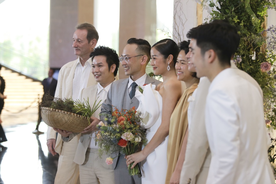Dàn BTV VTV cùng Tuấn Hưng, Lê Hiếu, Khắc Việt chúc mừng đám cưới Phí Linh - 8 Dàn BTV VTV cùng Tuấn Hưng, Lê Hiếu, Khắc Việt chúc mừng đám cưới Phí Linh - 8