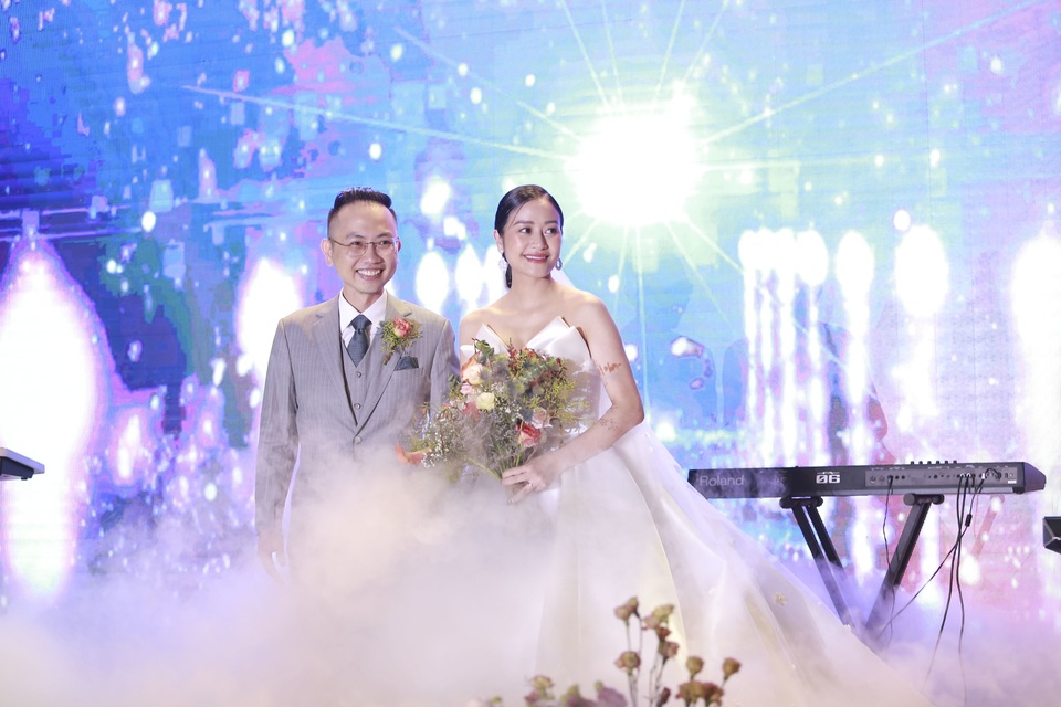 Dàn BTV VTV cùng Tuấn Hưng, Lê Hiếu, Khắc Việt chúc mừng đám cưới Phí Linh - 1 Dàn BTV VTV cùng Tuấn Hưng, Lê Hiếu, Khắc Việt chúc mừng đám cưới Phí Linh - 1