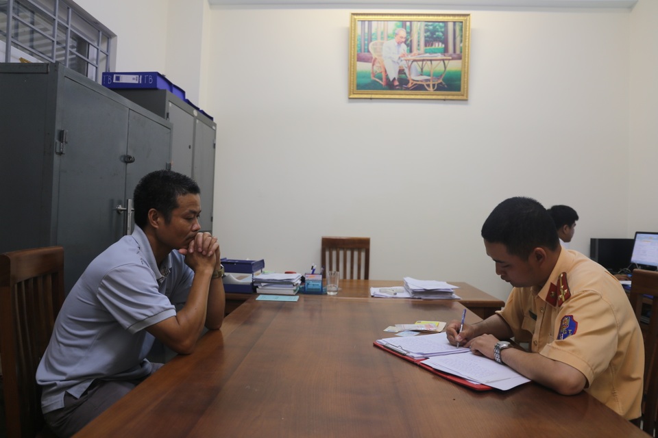 Vụ ô tô rượt đuổi nhau: 2 tài xế bắt tay dàn hòa sau khi bị CSGT xử phạt - 1 Vụ ô tô rượt đuổi nhau: 2 tài xế bắt tay dàn hòa sau khi bị CSGT xử phạt - 1