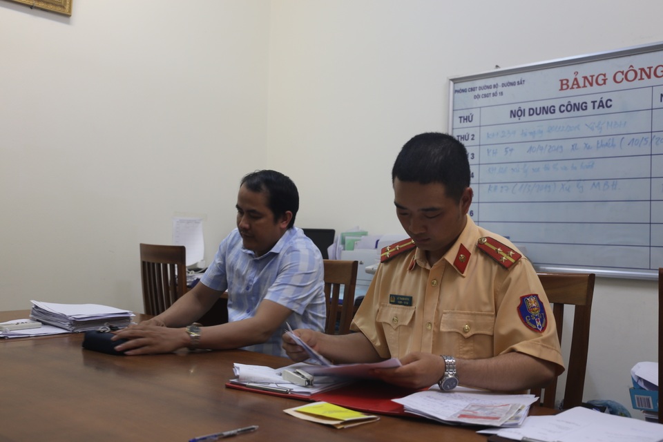 Vụ ô tô rượt đuổi nhau: 2 tài xế bắt tay dàn hòa sau khi bị CSGT xử phạt - 2 Vụ ô tô rượt đuổi nhau: 2 tài xế bắt tay dàn hòa sau khi bị CSGT xử phạt - 2