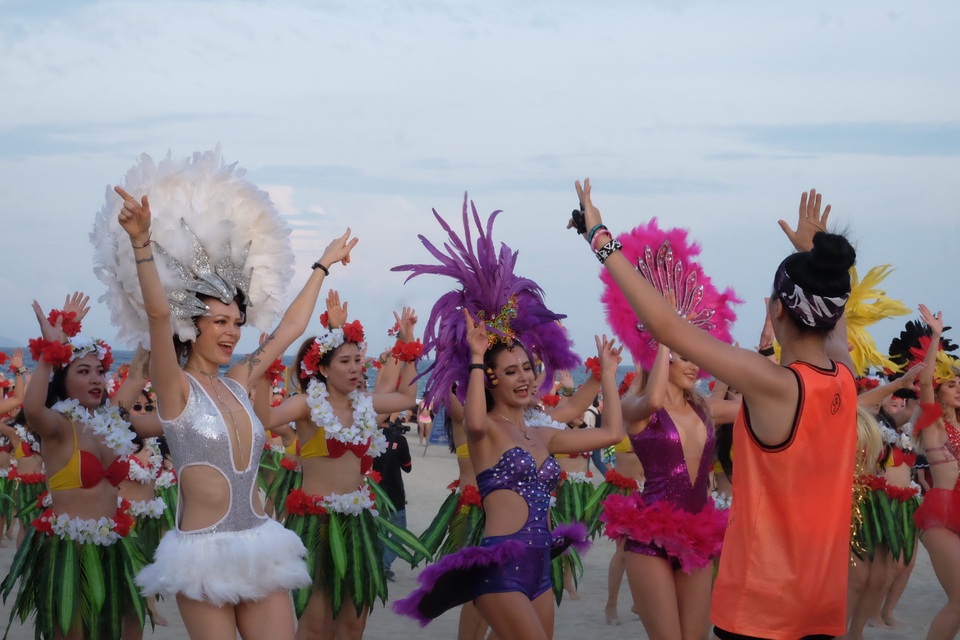 Flashmob bikini khuấy động biển hè Đà Nẵng - 1 Flashmob bikini khuấy động biển hè Đà Nẵng - 1