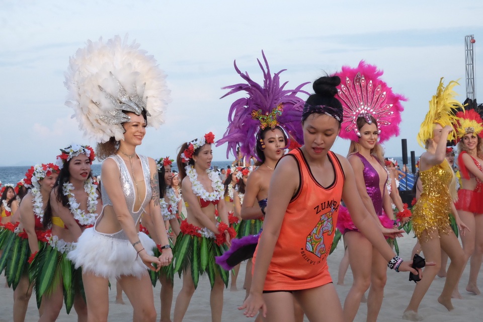 Flashmob bikini khuấy động biển hè Đà Nẵng - 3 Flashmob bikini khuấy động biển hè Đà Nẵng - 3