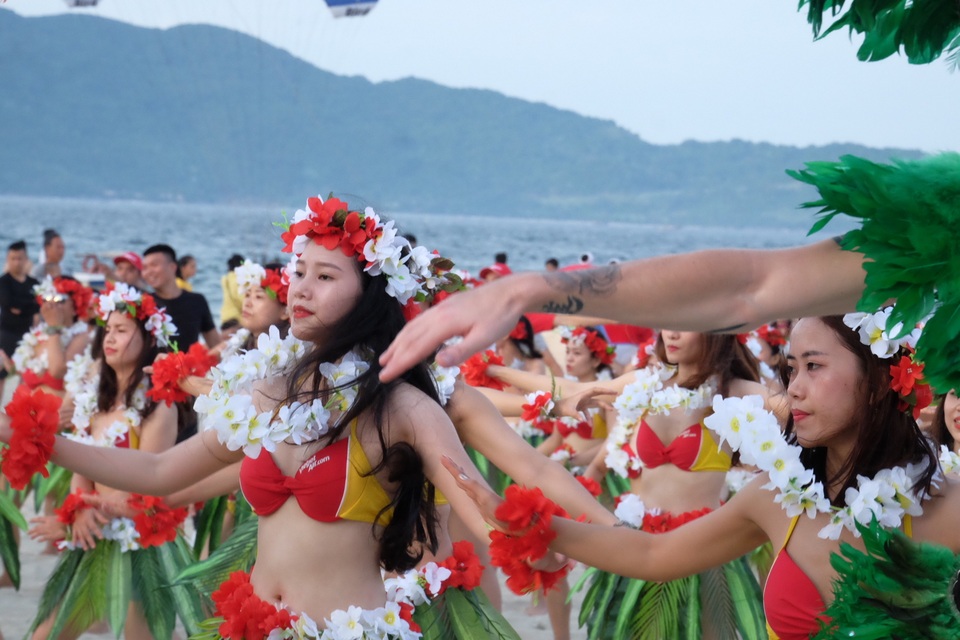 Flashmob bikini khuấy động biển hè Đà Nẵng - 5 Flashmob bikini khuấy động biển hè Đà Nẵng - 5