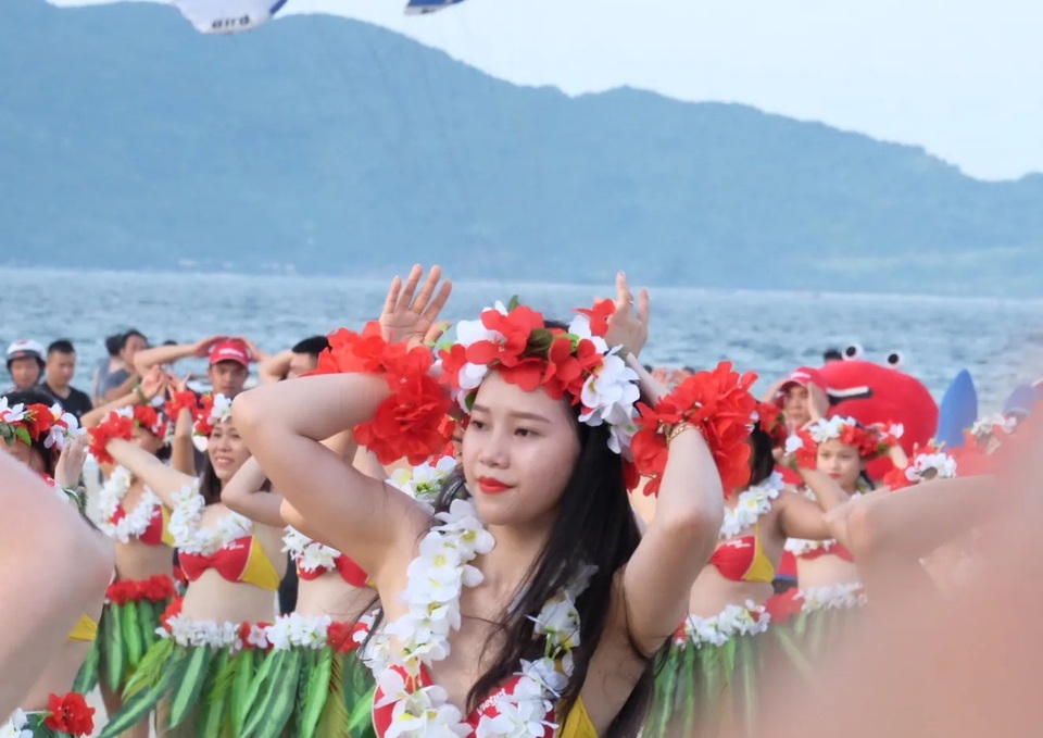 Flashmob bikini khuấy động biển hè Đà Nẵng - 4 Flashmob bikini khuấy động biển hè Đà Nẵng - 4