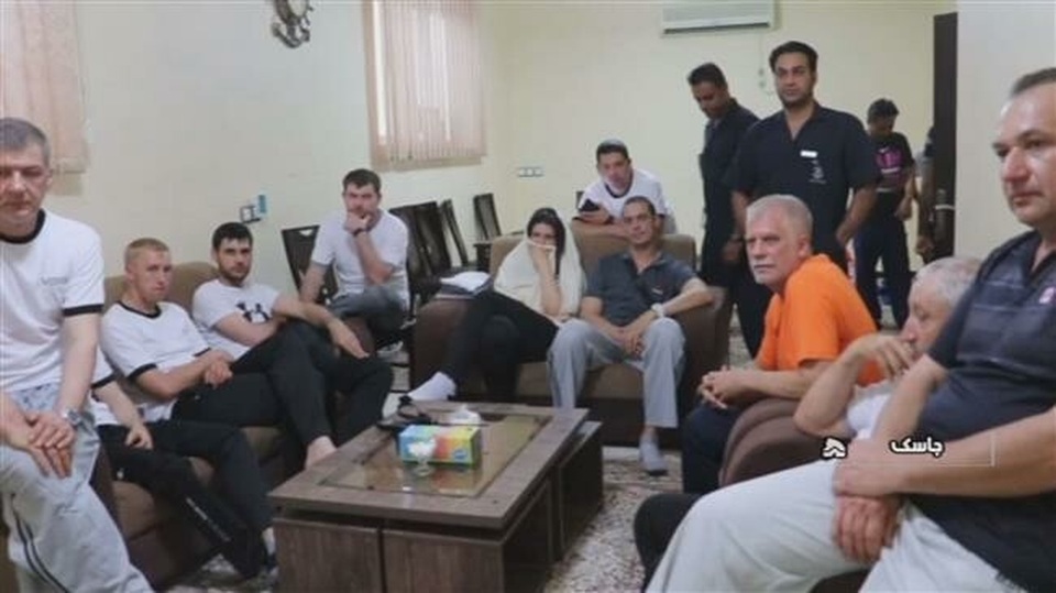 Đáp trả Mỹ, Iran công bố hình ảnh thủy thủ tàu dầu được giải cứu - 1 Đáp trả Mỹ, Iran công bố hình ảnh thủy thủ tàu dầu được giải cứu - 1