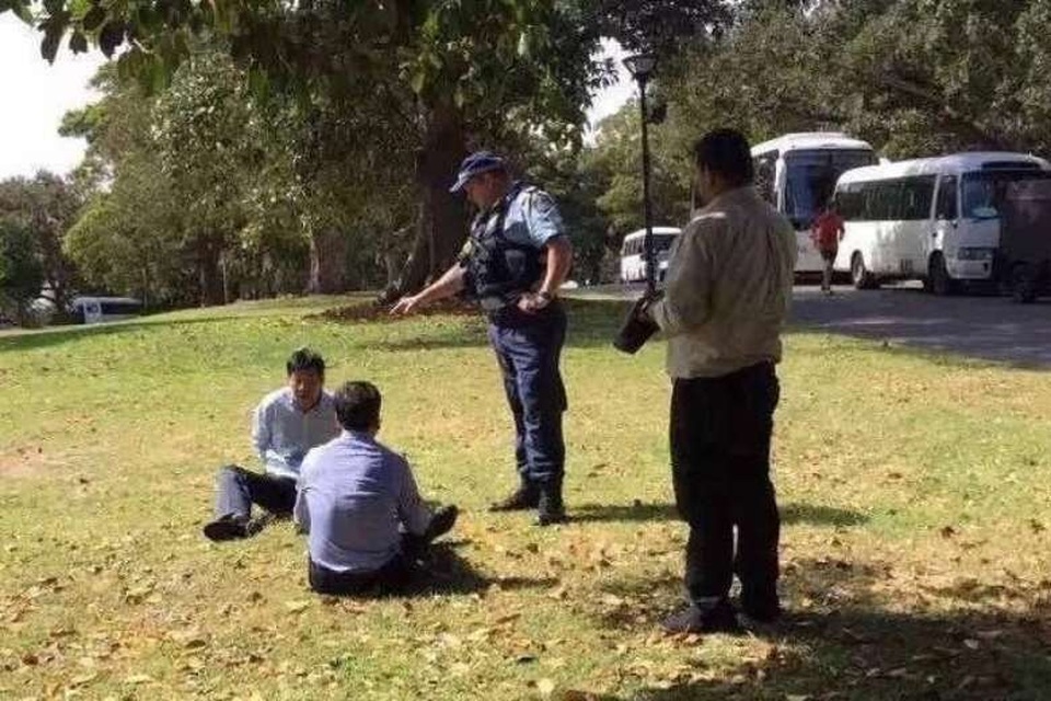 Khách Trung Quốc cho cháu đi đại tiện ngay trên xe bus - 3