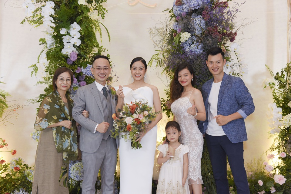 Dàn BTV VTV cùng Tuấn Hưng, Lê Hiếu, Khắc Việt chúc mừng đám cưới Phí Linh - 13 Dàn BTV VTV cùng Tuấn Hưng, Lê Hiếu, Khắc Việt chúc mừng đám cưới Phí Linh - 13