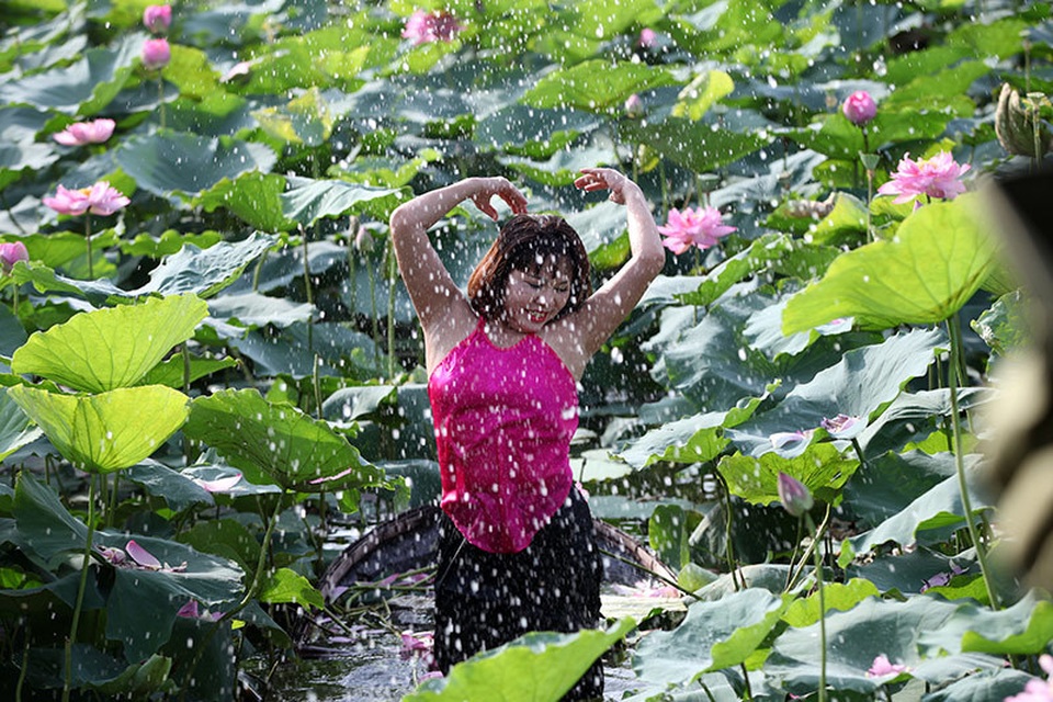 Nắng cháy da, U60 dầm mình dưới đầm sen tạo dáng - 12 Nắng cháy da, U60 dầm mình dưới đầm sen tạo dáng - 12