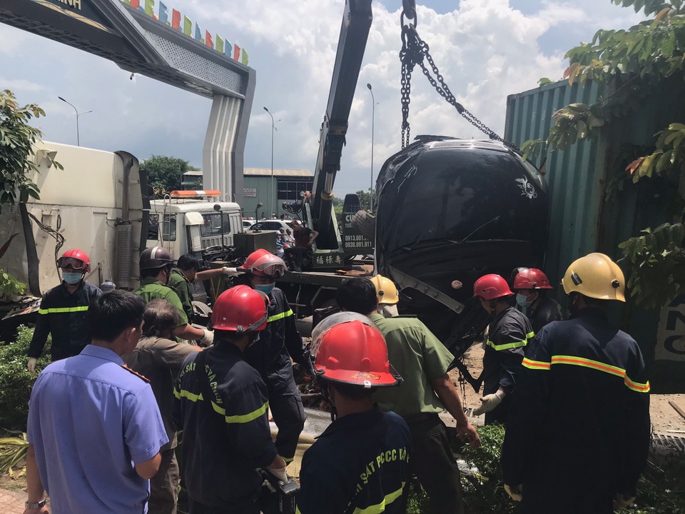 Vụ tai nạn thảm khốc 5 người chết: Do xe container lấn trái - 3 Vụ tai nạn thảm khốc 5 người chết: Do xe container lấn trái - 3