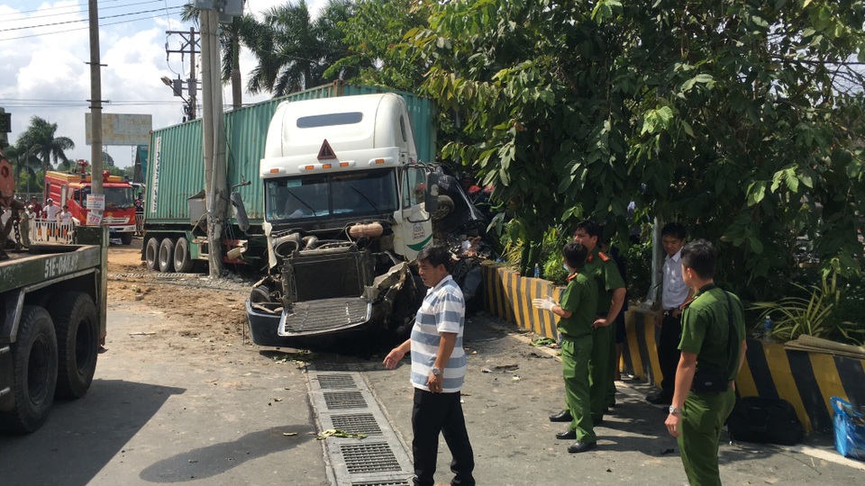 Xe container cán nát bét ô tô con, 5 người tử vong - 5 Xe container cán nát bét ô tô con, 5 người tử vong - 5