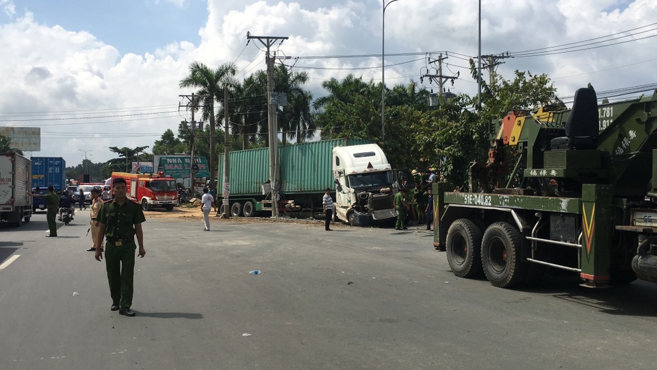 Xe container cán nát bét ô tô con, 5 người tử vong - 6 Xe container cán nát bét ô tô con, 5 người tử vong - 6