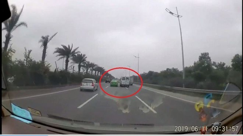 Vụ ô tô rượt đuổi nhau: 2 tài xế bắt tay dàn hòa sau khi bị CSGT xử phạt - 4 Vụ ô tô rượt đuổi nhau: 2 tài xế bắt tay dàn hòa sau khi bị CSGT xử phạt - 4