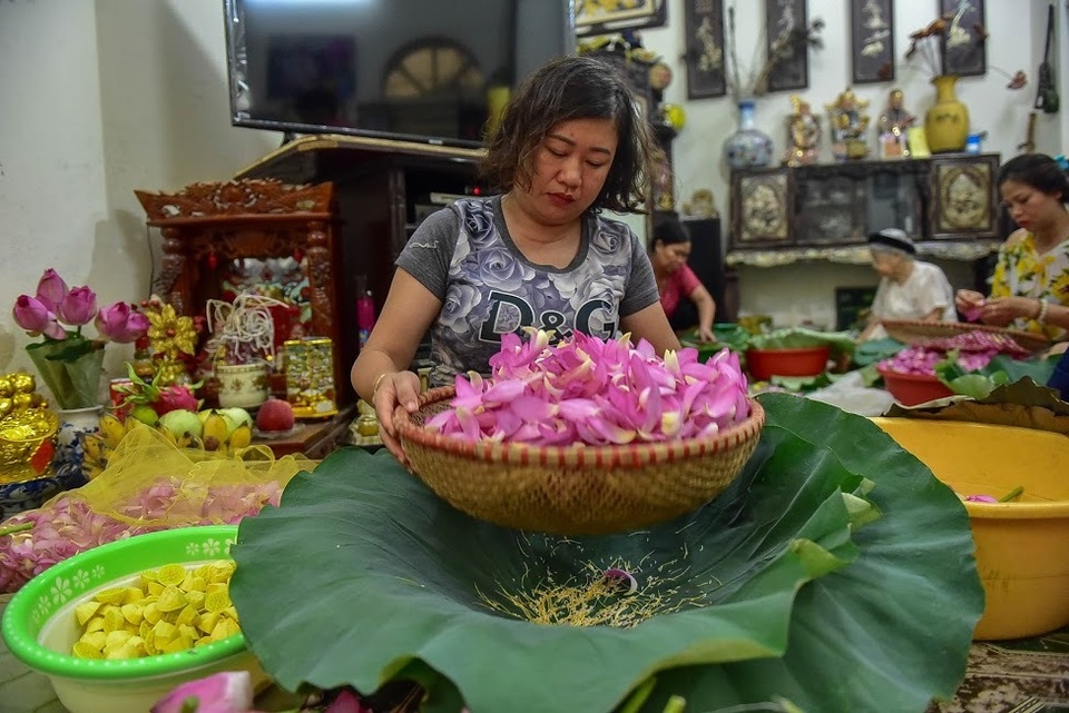 Đệ nhất trà Hà Nội: Làm từ 1000 bông sen, bán giá đắt như vàng - 6 Đệ nhất trà Hà Nội: Làm từ 1000 bông sen, bán giá đắt như vàng - 6