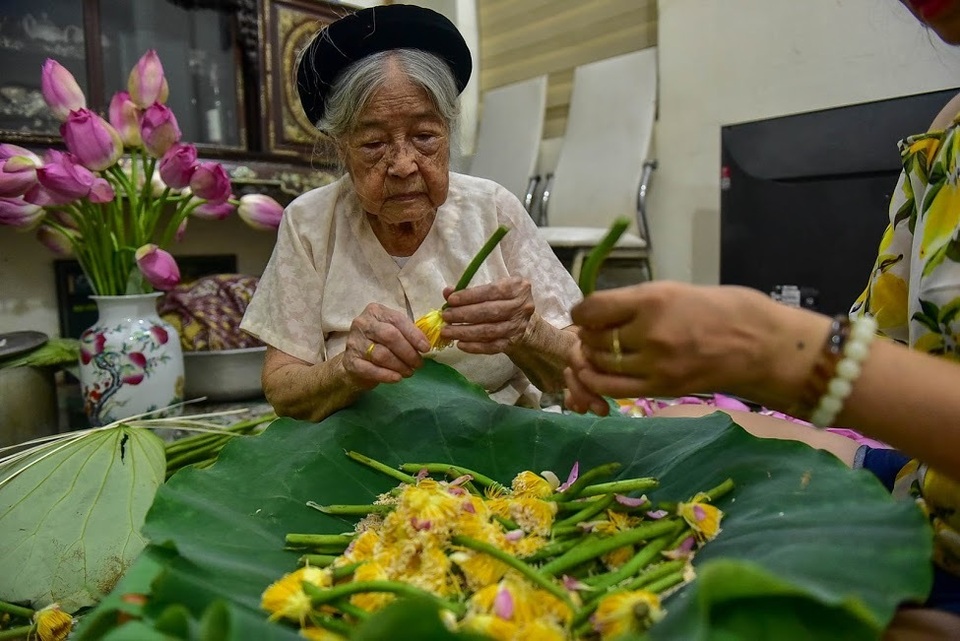 Đệ nhất trà Hà Nội: Làm từ 1000 bông sen, bán giá đắt như vàng - 5 Đệ nhất trà Hà Nội: Làm từ 1000 bông sen, bán giá đắt như vàng - 5