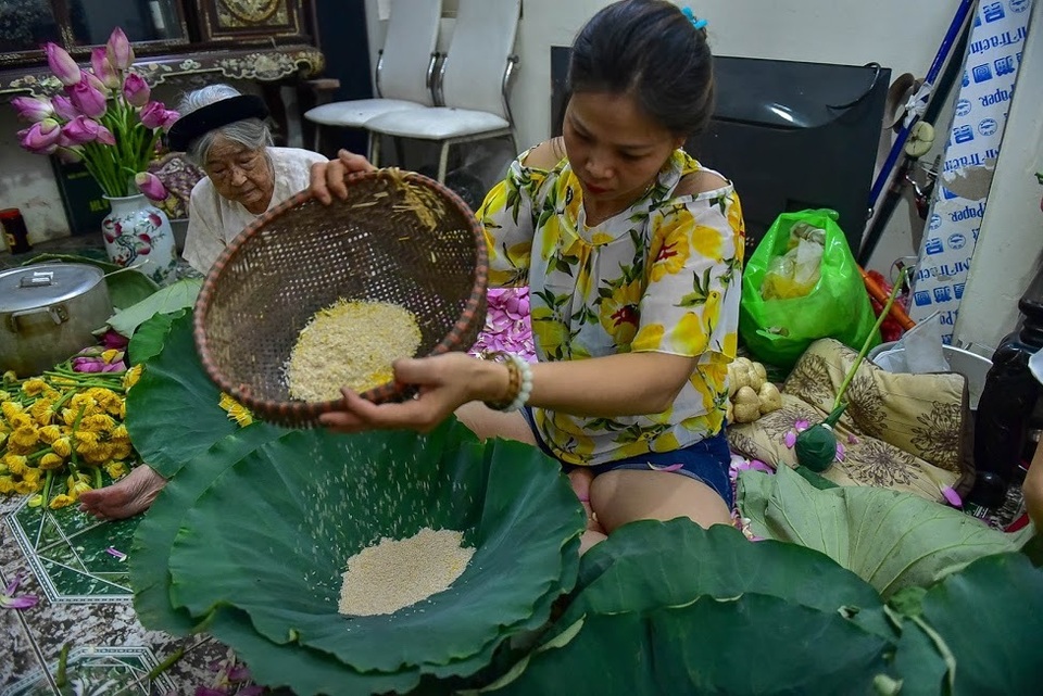 Đệ nhất trà Hà Nội: Làm từ 1000 bông sen, bán giá đắt như vàng - 9 Đệ nhất trà Hà Nội: Làm từ 1000 bông sen, bán giá đắt như vàng - 9