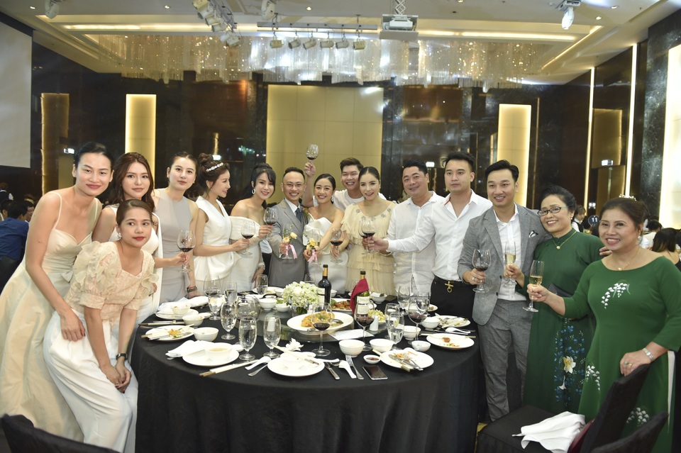 Dàn BTV VTV cùng Tuấn Hưng, Lê Hiếu, Khắc Việt chúc mừng đám cưới Phí Linh - 11 Dàn BTV VTV cùng Tuấn Hưng, Lê Hiếu, Khắc Việt chúc mừng đám cưới Phí Linh - 11