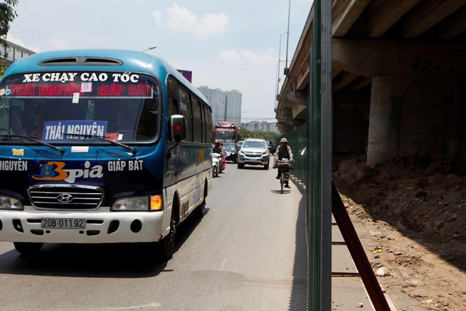 Hà Nội: Xén dải phân cách ở điểm đen ùn tắc nút giao Pháp Vân - 1 Hà Nội: Xén dải phân cách ở điểm đen ùn tắc nút giao Pháp Vân - 1