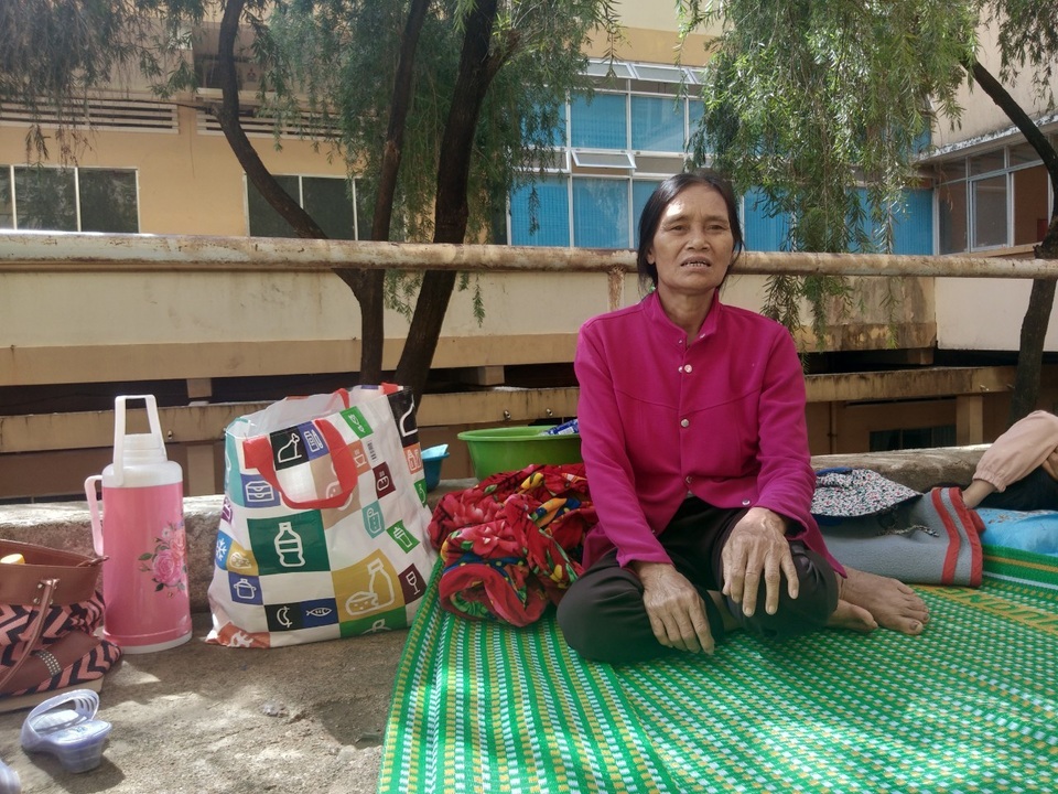 Khốn khổ vợ ung thư vật vã chăm chồng bị tai nạn giao thông gãy loạt xương sườn - 2 Khốn khổ vợ ung thư vật vã chăm chồng bị tai nạn giao thông gãy loạt xương sườn - 2
