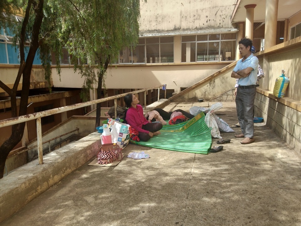 Khốn khổ vợ ung thư vật vã chăm chồng bị tai nạn giao thông gãy loạt xương sườn - 3 Khốn khổ vợ ung thư vật vã chăm chồng bị tai nạn giao thông gãy loạt xương sườn - 3