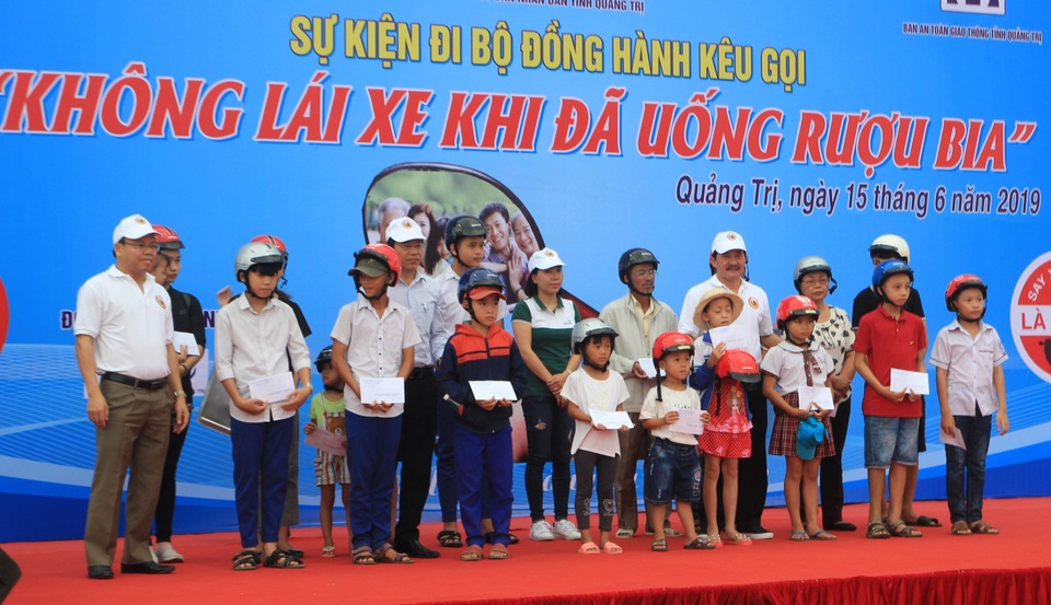 Hàng ngàn người đi bộ kêu gọi “không uống rượu bia khi lái xe” - 4 Hàng ngàn người đi bộ kêu gọi “không uống rượu bia khi lái xe” - 4