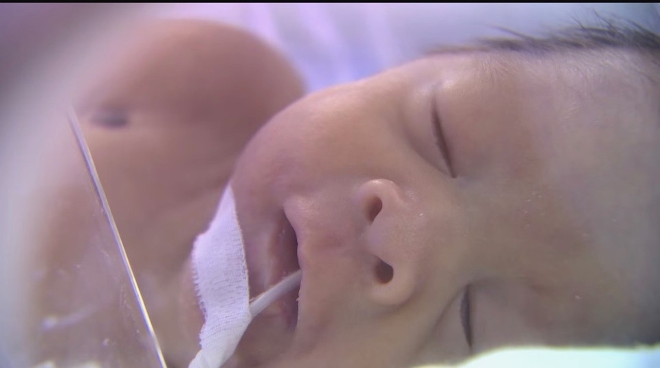 Người mẹ ung thư giai đoạn cuối lần đầu gặp con: “Ở đây, bao giờ mẹ khỏe, mẹ sang” - 2 Người mẹ ung thư giai đoạn cuối lần đầu gặp con: “Ở đây, bao giờ mẹ khỏe, mẹ sang” - 2