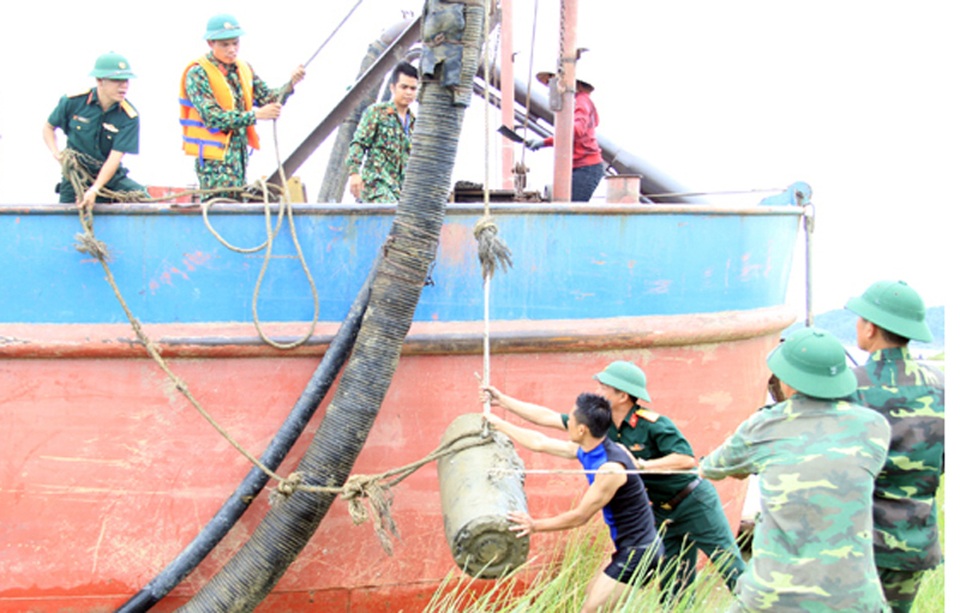 Trục vớt thành công quả bom dưới đáy sông Lam - 2