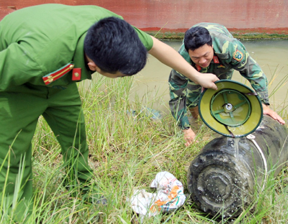 Trục vớt thành công quả bom dưới đáy sông Lam - 3
