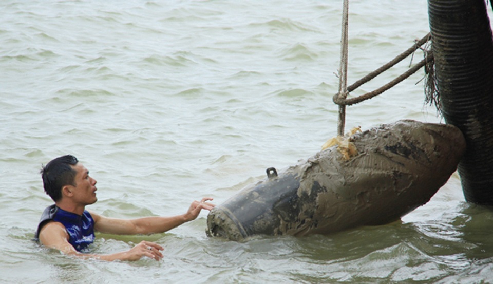 Trục vớt thành công quả bom dưới đáy sông Lam - 1