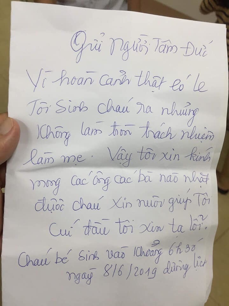 Bé gái vài ngày tuổi bị bỏ rơi cùng lá thư gửi người tâm đức - 2 Bé gái vài ngày tuổi bị bỏ rơi cùng lá thư gửi người tâm đức - 2