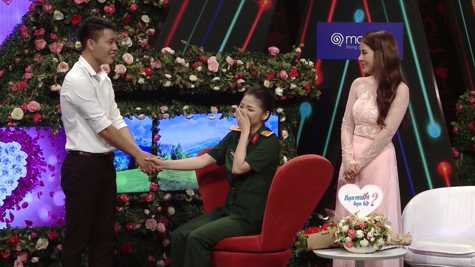 Hot girl quân y xinh đẹp ngượng ngùng khi trai lạ nắm tay trên truyền hình - 4 Hot girl quân y xinh đẹp ngượng ngùng khi trai lạ nắm tay trên truyền hình - 4
