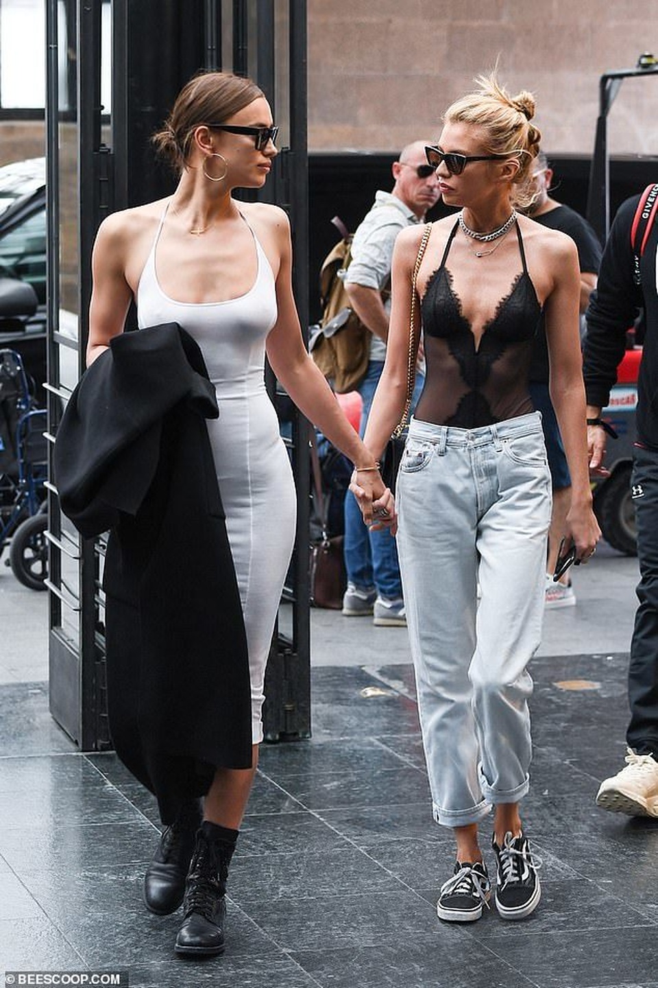 Irina Shayk nắm tay Stella Maxwell dạo phố - 1