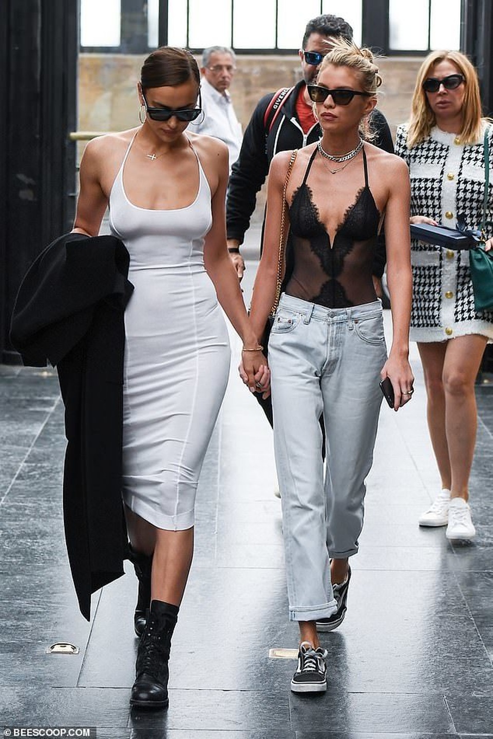 Irina Shayk nắm tay Stella Maxwell dạo phố - 9