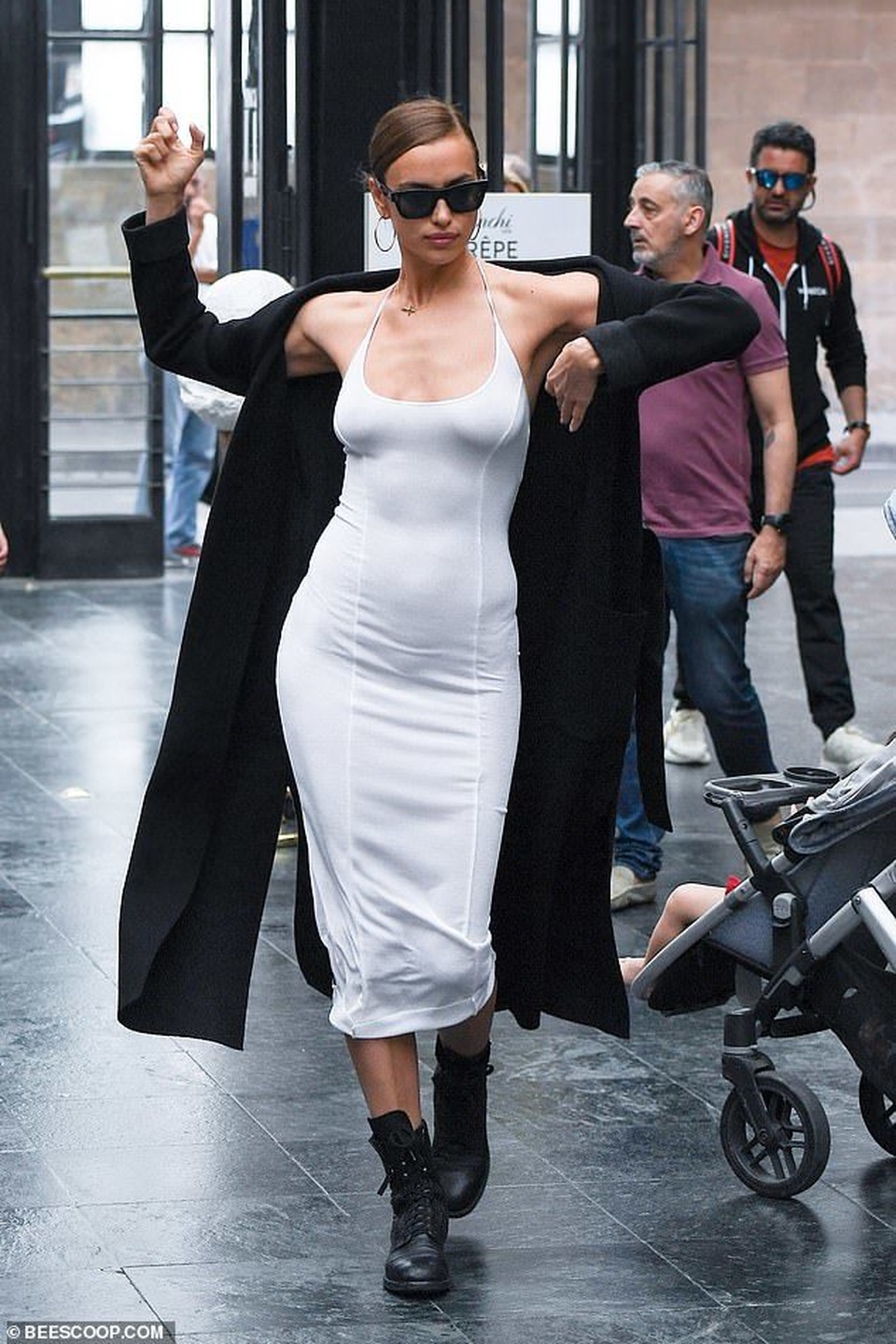 Irina Shayk nắm tay Stella Maxwell dạo phố - 7