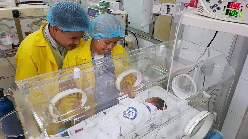 Người mẹ ung thư giai đoạn cuối lần đầu gặp con: “Ở đây, bao giờ mẹ khỏe, mẹ sang” - 5 Người mẹ ung thư giai đoạn cuối lần đầu gặp con: “Ở đây, bao giờ mẹ khỏe, mẹ sang” - 5