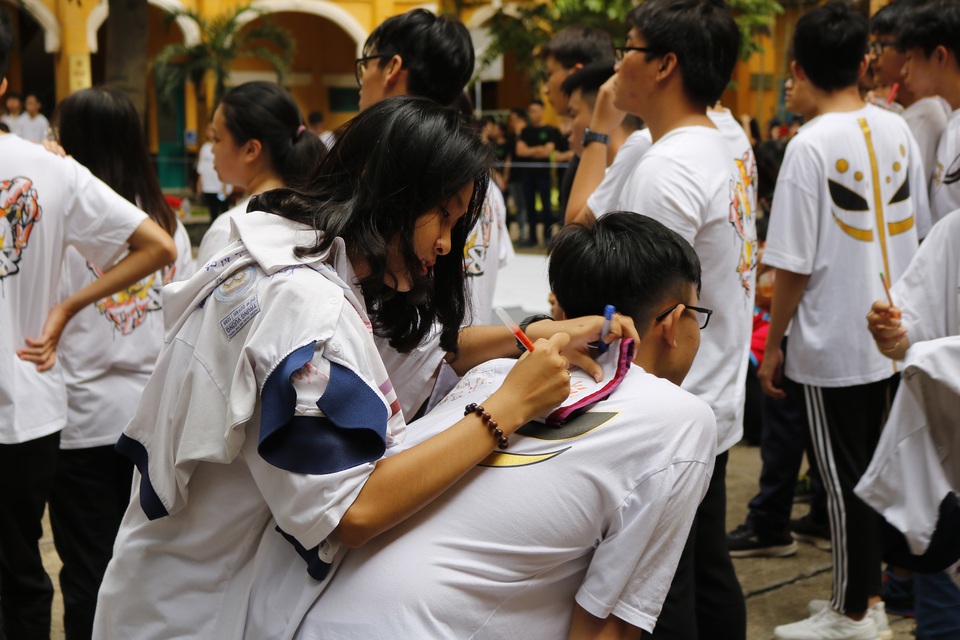 Teen Trưng Vương cười khóc nghẹn ngào trong sinh nhật tập thể tuổi 18 - 2 Teen Trưng Vương cười khóc nghẹn ngào trong sinh nhật tập thể tuổi 18 - 2