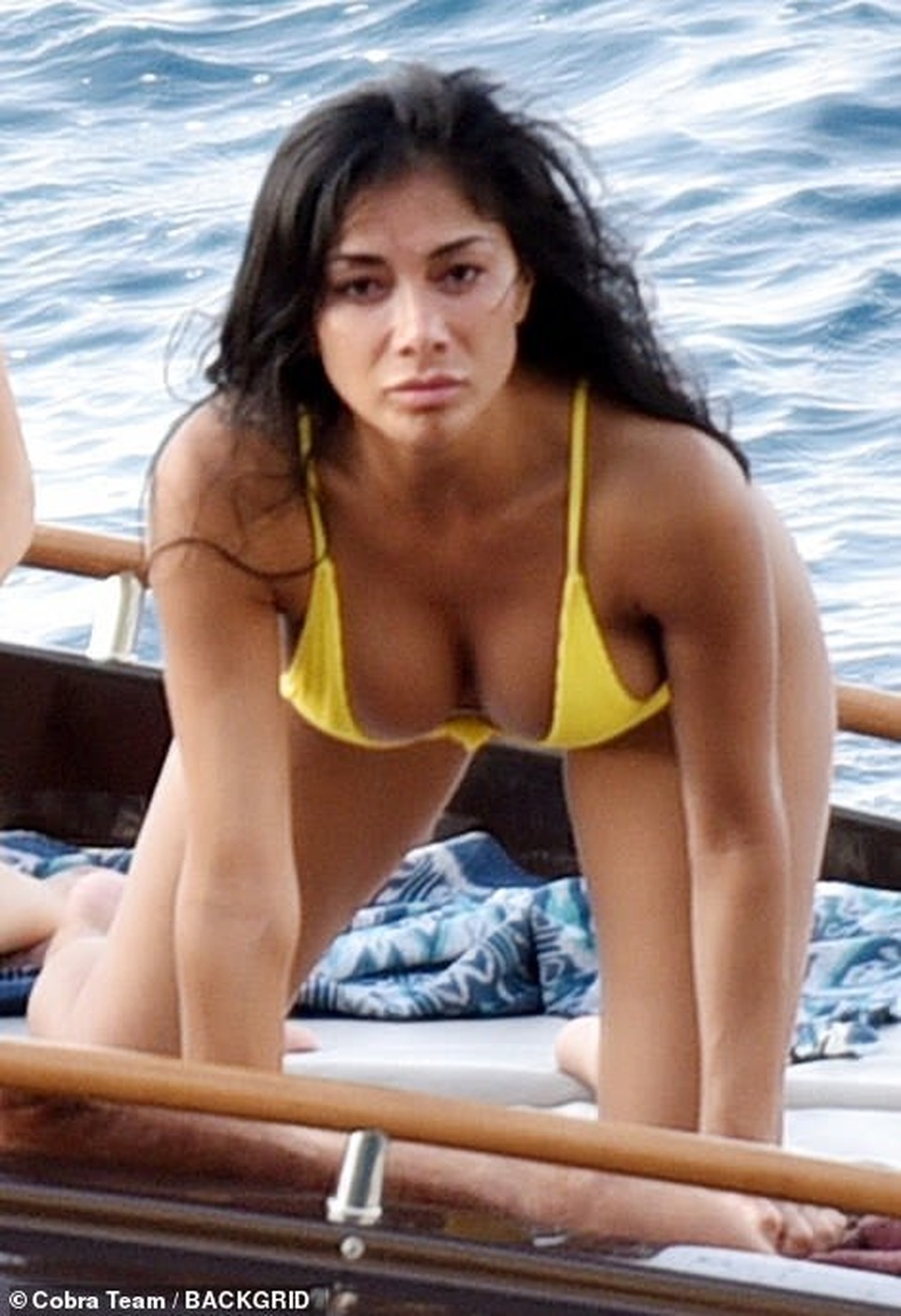Nicole Scherzinger bốc lửa với bikini vàng - 2 Nicole Scherzinger bốc lửa với bikini vàng - 2