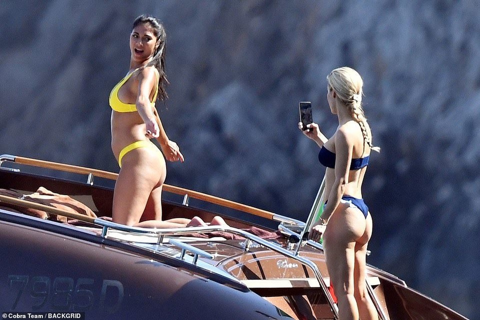 Nicole Scherzinger bốc lửa với bikini vàng - 8 Nicole Scherzinger bốc lửa với bikini vàng - 8