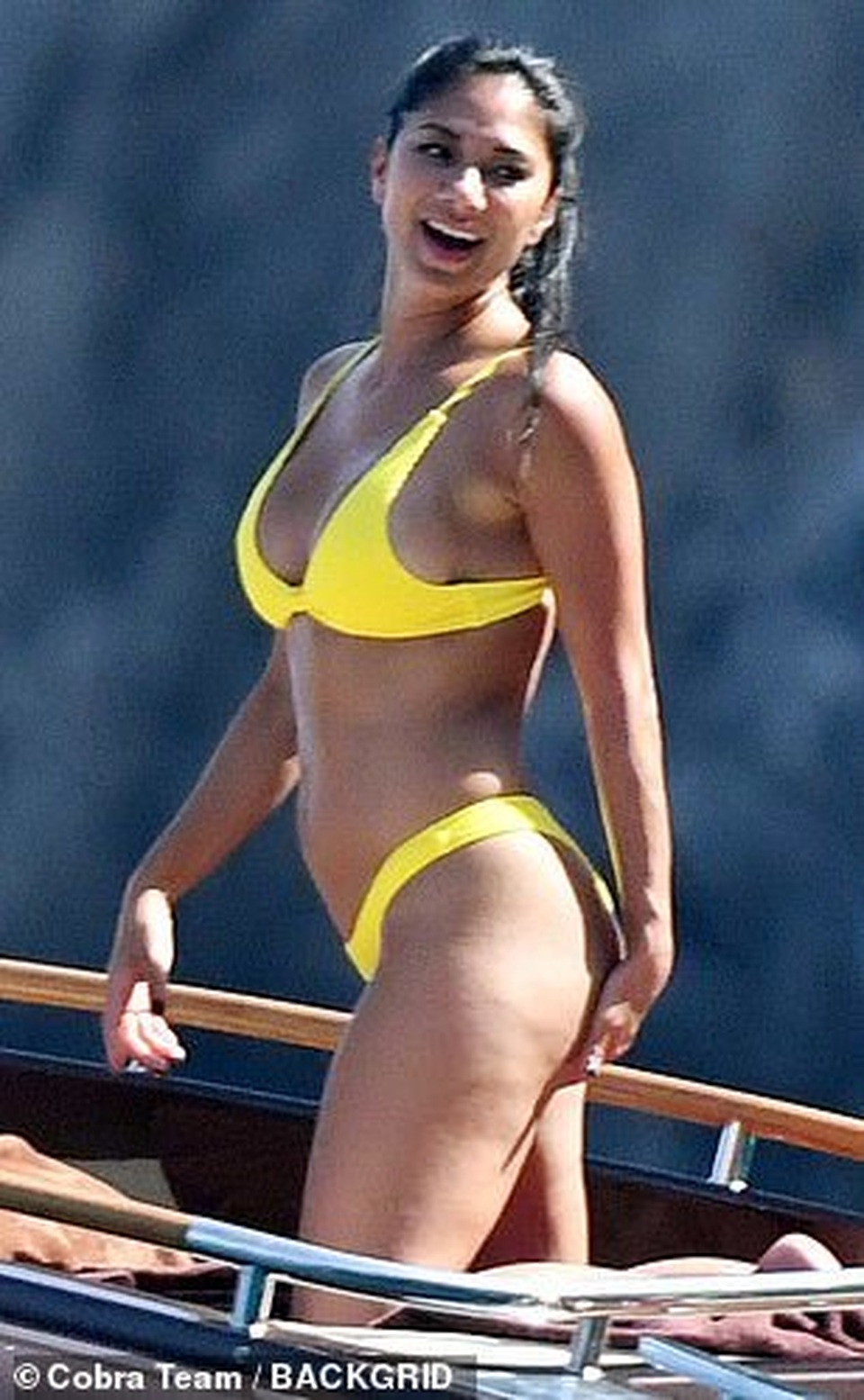 Nicole Scherzinger bốc lửa với bikini vàng - 6 Nicole Scherzinger bốc lửa với bikini vàng - 6
