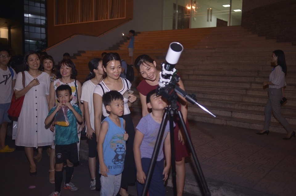 Giới trẻ Hà Nội khám phá bầu trời với kính thiên văn tự chế lớn nhất miền Bắc - 3 Giới trẻ Hà Nội khám phá bầu trời với kính thiên văn tự chế lớn nhất miền Bắc - 3