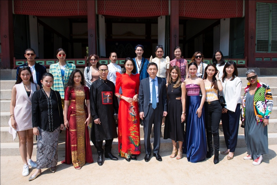 Áo dài Việt Nam nổi bật tại Tuần lễ ASEAN 2019 - 3 Áo dài Việt Nam nổi bật tại Tuần lễ ASEAN 2019 - 3