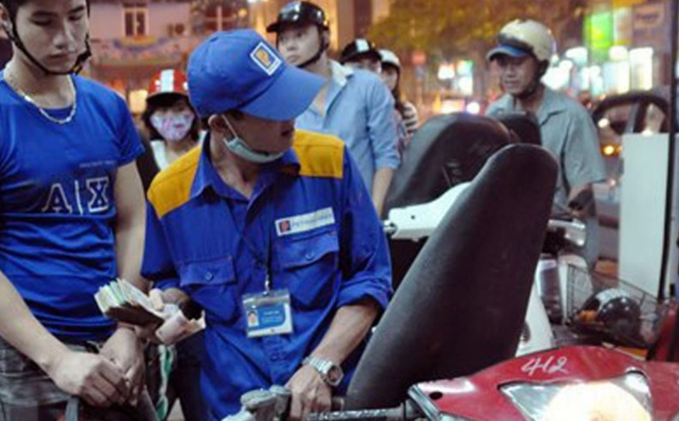 Cứu xăng E5: Giá xăng E5 phải thấp hơn RON95 ít nhất 5.000 đồng/lít - 1 Cứu xăng E5: Giá xăng E5 phải thấp hơn RON95 ít nhất 5.000 đồng/lít - 1