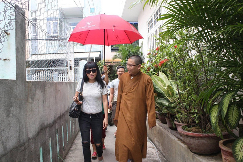 Sư thầy hát “Tự thân nàng hãy cứu độ nàng” gây xúc động - 1 Sư thầy hát “Tự thân nàng hãy cứu độ nàng” gây xúc động - 1