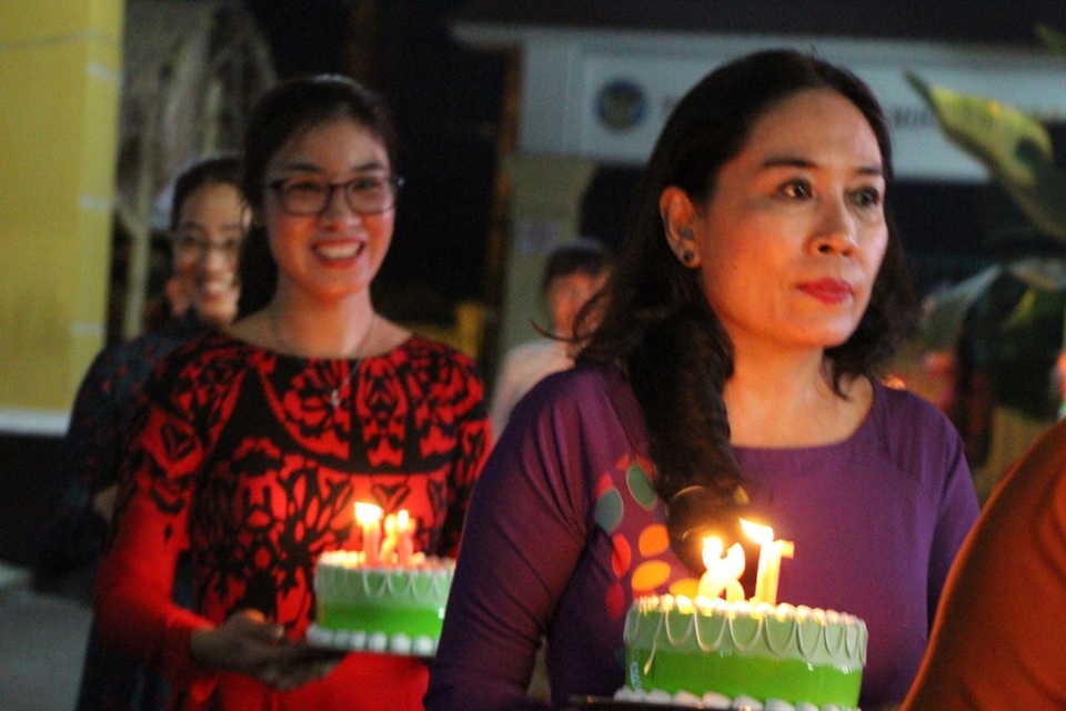Teen Trưng Vương cười khóc nghẹn ngào trong sinh nhật tập thể tuổi 18 - 5 Teen Trưng Vương cười khóc nghẹn ngào trong sinh nhật tập thể tuổi 18 - 5