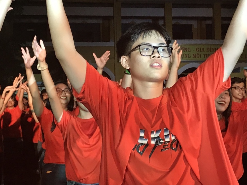 Teen Trưng Vương cười khóc nghẹn ngào trong sinh nhật tập thể tuổi 18 - 3 Teen Trưng Vương cười khóc nghẹn ngào trong sinh nhật tập thể tuổi 18 - 3