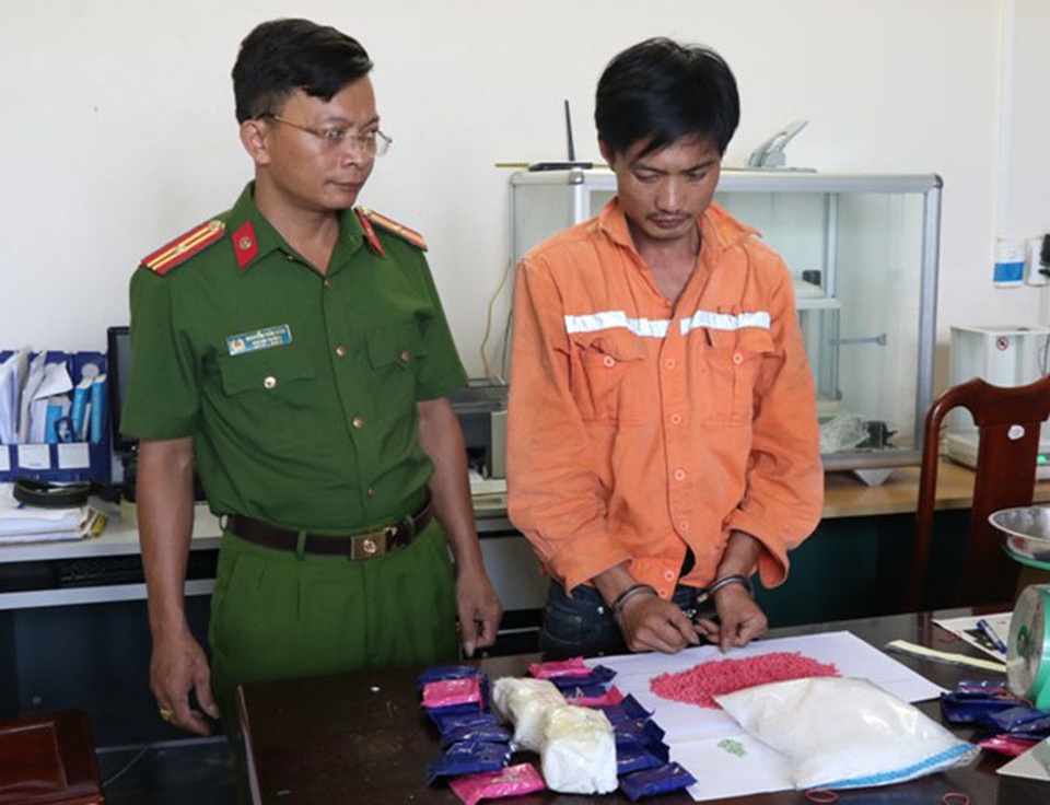 Bắt con nghiện đang vận chuyển 10.000 viên hồng phiến và 1kg ma túy đá - 1 Bắt con nghiện đang vận chuyển 10.000 viên hồng phiến và 1kg ma túy đá - 1